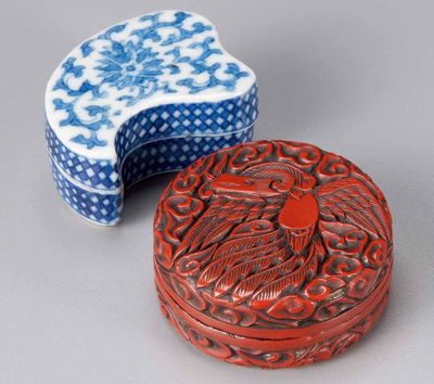 2116 清、明 青花叶形盒 剔红凤纹盒