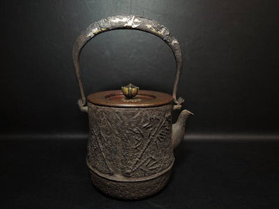 龍文堂安之介造 横銘入金銀高肉象嵌提手 金工師在款鉄瓶