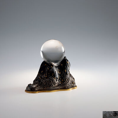 九世中川净益造　烏銅岩文鎮　銀浪彫　水晶付（共箱）