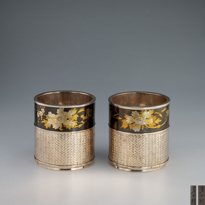 樂真斎 芳山作 純銀朧銀製四季草花図火鉢一対（共箱）