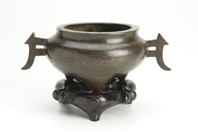 清代【石叟款】銅嵌銀絲云蝙蝠紋双耳三足炉 底座附