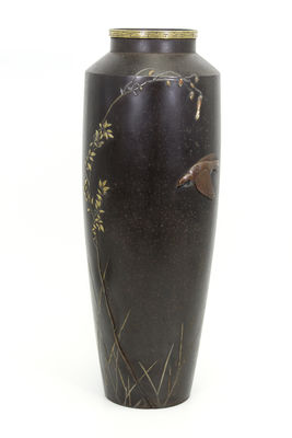 鉄地蝴蝶花草金工大花瓶（箱付）