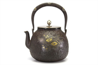 金壽堂造 花草昆虫金銀象嵌 銀珠摘 鉄瓶　胴銘