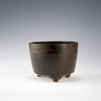 黒釉三足陶製香炉（箱付）