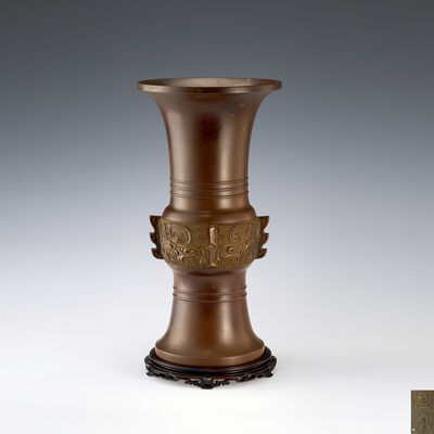 三世秦藏六造　博古図所載漢饕餮紋尊式青銅花器（共箱）