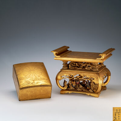 青山吉太作　塗金人物花鳥内彫卓　文庫箱付
彫物師前田弥助　彩色師川嶋重兵衛（共箱）