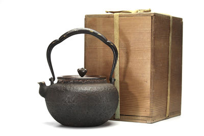 龍文堂安之介銘（花押） 手取形鐵瓶  金銀鑲嵌梅花紋提梁