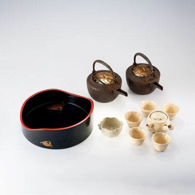 蓮月花煎茶器組 蟹蒔絵盆付·貝蒔絵蓋 鉄瓶一対（皆木箱）