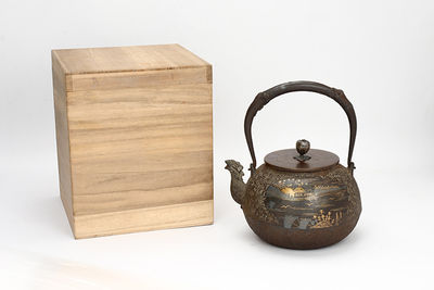 122 光玉堂 嵌金銀山水家屋圖鐵壺