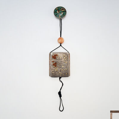 富士本金勝造 嵌珊瑚牡丹図銀印籠（箱付）