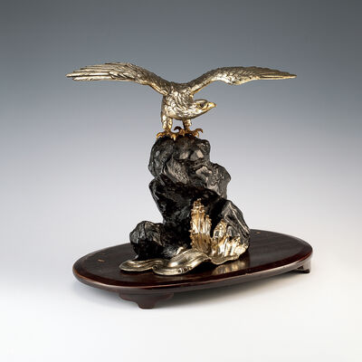 波付岩上鷲置物　台付（木箱）