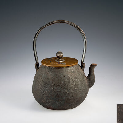 光玉堂佐藤提造　純銀摘達摩形鉄瓶（共箱）