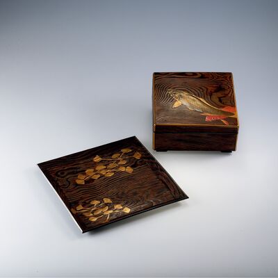 銀口木地鯉蒔絵御菓子重盆添  (共箱）