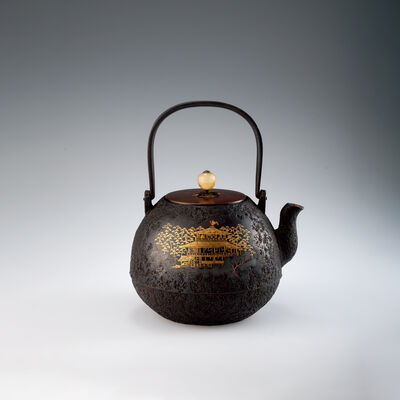 金象嵌金閣寺模様丸形玉摘小鉄瓶（木箱）