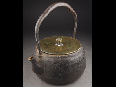 【夢工房】　時代雨龍紋廣口大鉄瓶　壬-5