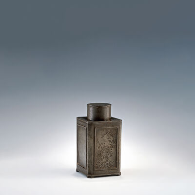 王東文造仙子刻　花草漢詩彫四方錫茶入（木箱）