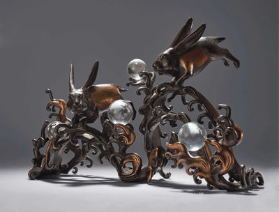 592 金紫铜制双兔乘海浪追月纹置物（付水晶）