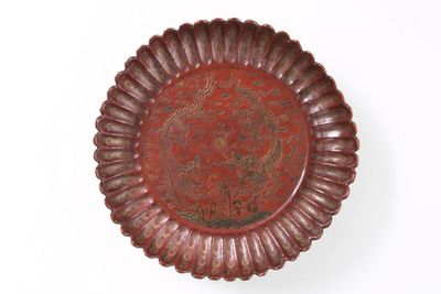 明嘉靖「大明嘉靖年製」戧金填漆雕 雙龍紋盤