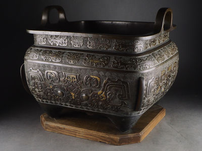 【夢工房】時代宣徳銅饕餮紋様塗金散耳付四方瓶掛　10.1kg     戊-7