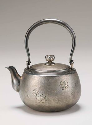 2181 樱花枫叶纹银瓶