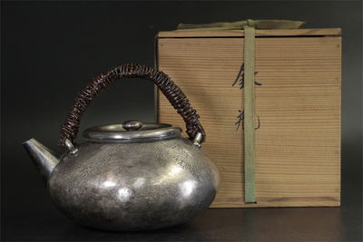 松画地紋 砲口銀瓶（共箱）