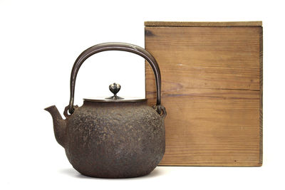 光玉堂造 銀象嵌海上飛鳥文 平寶珠形鉄瓶 （共箱）