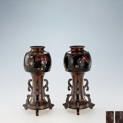 鈴木長吉作 高肉象嵌草花図金工花瓶一対（木箱）