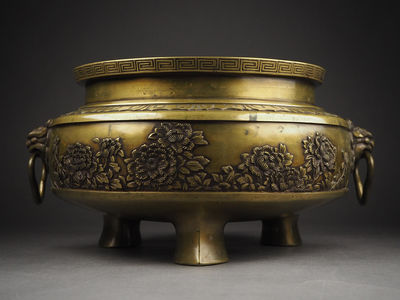 金屋五郎三郎造宣徳銅牡丹紋唐獅子耳三足火鉢共箱　　庚-4