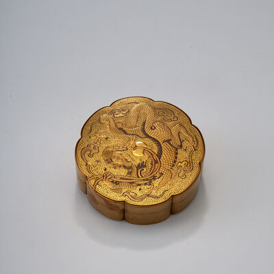 古鏡形金蒔絵雲龍文御香合　皇太子御成年誕辰拝領　箱書有（共箱二重箱）