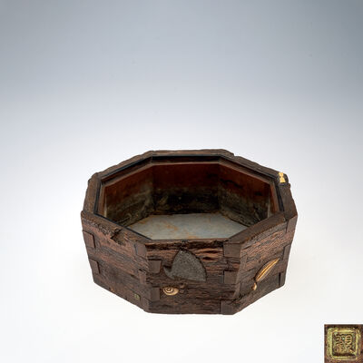 小川破笠（卯観子笠翁）作　古木嵌陶貝瓶掛
「観」象嵌銘（共箱）