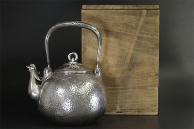 名越昌晴在銘 寶珠形鳳凰口雕 銀瓶（共箱）