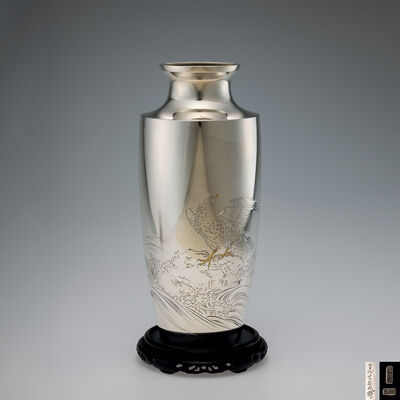 海野勝珉鐫 片切彫波岩鷹図純銀花瓶 台付（海野清箱書/鑑定箱）