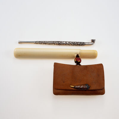 勝珉刻筍金工金具·花鳥象嵌金工緒締 提物煙草入 雲龍彫煙管付（木箱）