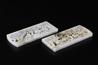 白玉透彫鹿樹紋鉈尾2枚