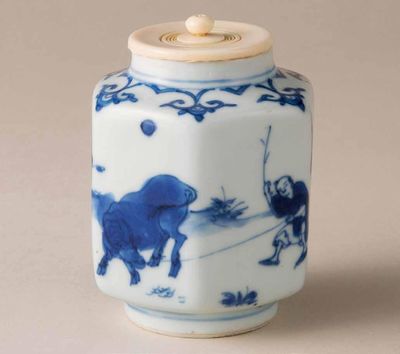 2198 明崇祯 青花人物纹六角罐