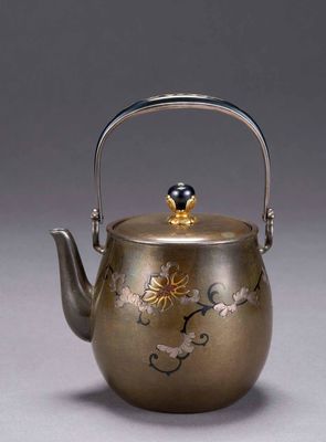 2154 山川孝次造四分一金银花卉银瓶