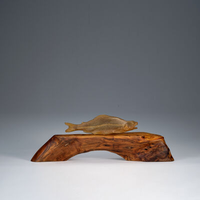 梅松庵　鮭文鎮　紅木台付（共箱）