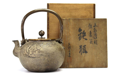 亀文堂造 群山浮雕銀象嵌鉄瓶（共箱）