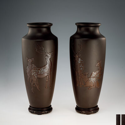 海野美盛造 鹿蝙蝠図金工象嵌花瓶一対 唐木台付（木箱）