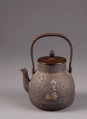 2148 初代 金寿堂雨宫宗兵卫嵌“信天翁”铁瓶