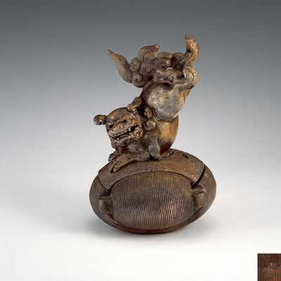 陶陽造　備前獅子戯球香炉（箱付）