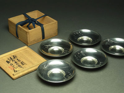 ◆SABI◆ 乾茂號造 純錫圓式茶托 群蟲図彫 市川鉄琅刀 張萬順之作意 共箱 ③