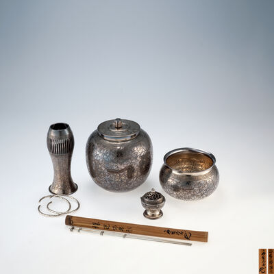 一東斎源三郎造　南鐐唐草彫皆具（共箱共布）