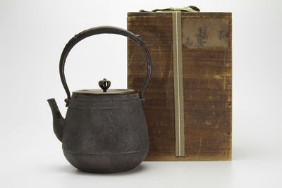 御釜師木越三右衛門（二代）在銘 手取形鉄釜（共箱）