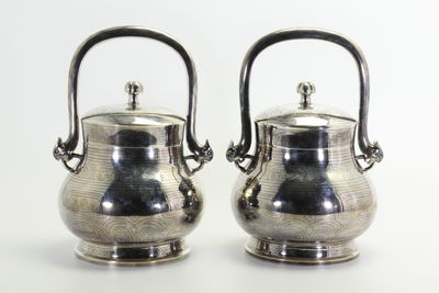 李王家 周簨卣式白銀花瓶一對（雙重共箱）