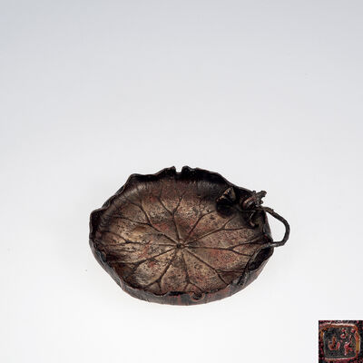 鷺山造 斑紫銅 蓮葉蛙式瓶台（共箱）