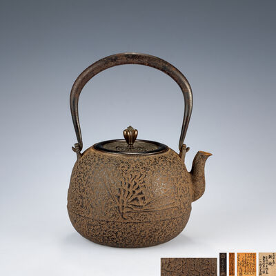 龍文堂七代安之介造 松笠図唐銅蓋宝珠形鉄瓶 （八代龍文堂識箱）