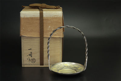 一司作 南鐐金彩唐草紋 提梁式瓶台（共箱）