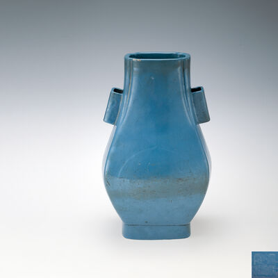 大清乾隆年製款　貫耳磁花瓶