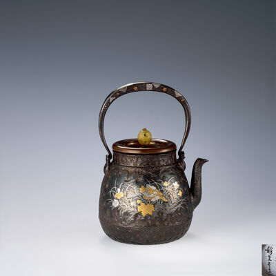 龍文堂五代安之介造 金銀象嵌牡丹図宝珠形鉄瓶（木箱）
